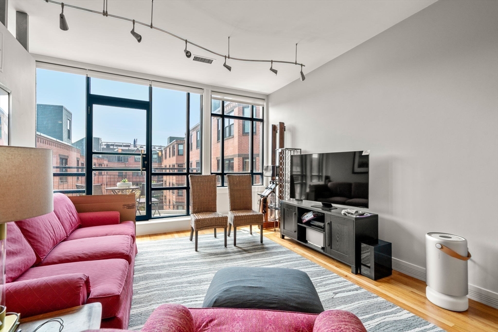 9 Harcourt # 402A