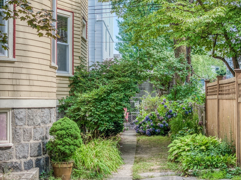 11 Trescott St # 2