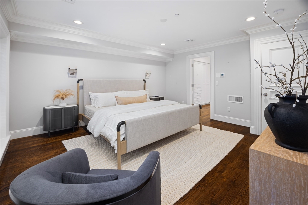 329 Commonwealth Ave Unit: One