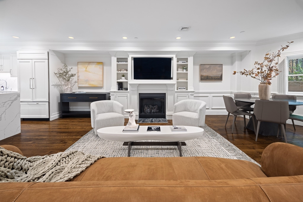 329 Commonwealth Ave Unit: One