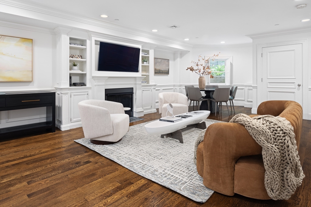 329 Commonwealth Ave Unit: One