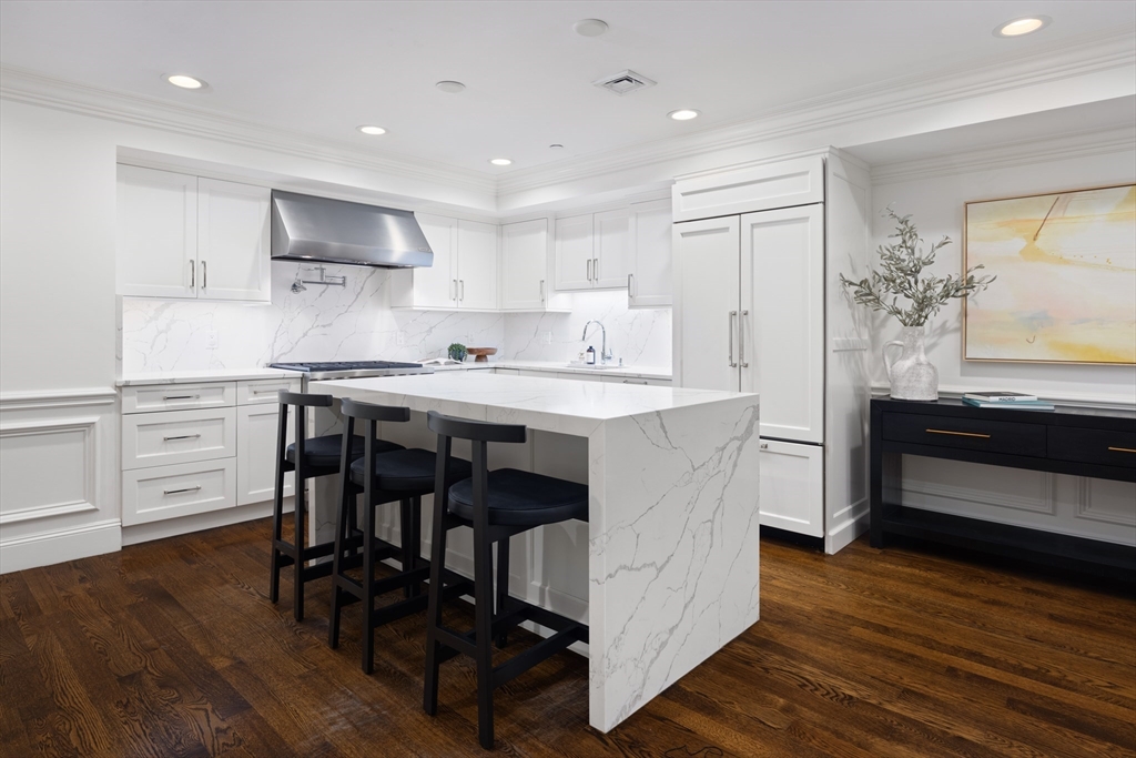 329 Commonwealth Ave Unit: One