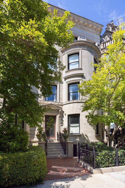 329 Commonwealth Ave Unit: One