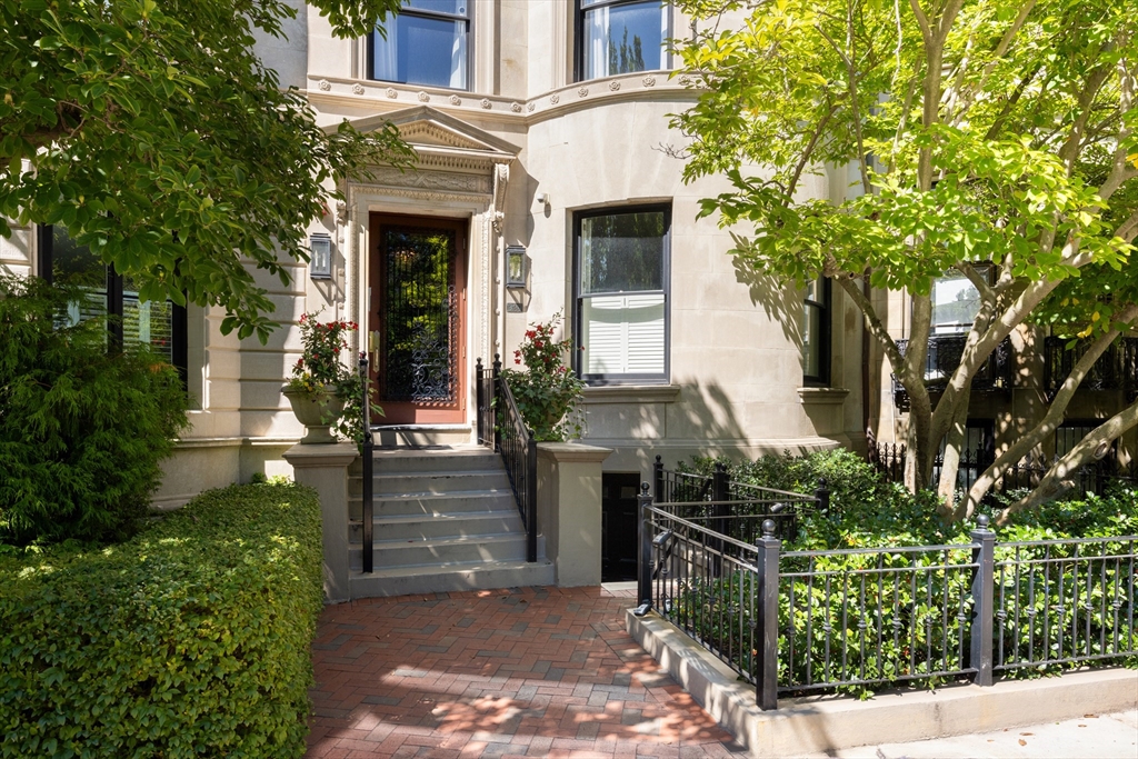 329 Commonwealth Ave Unit: One