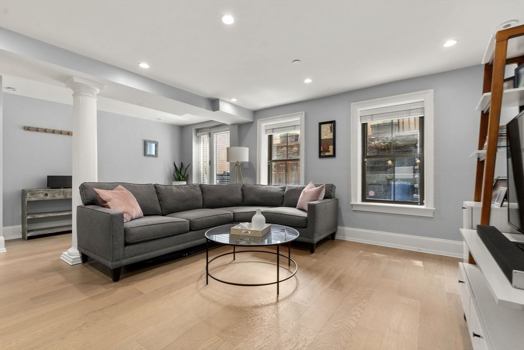 8 Concord Sq # 1
