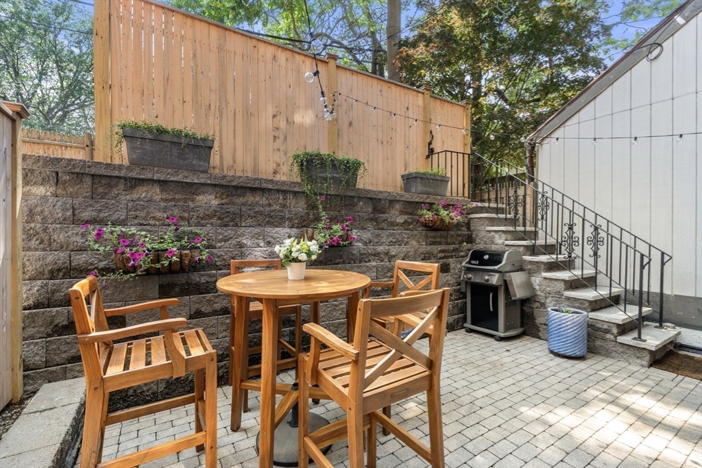 8 Concord Sq # 1