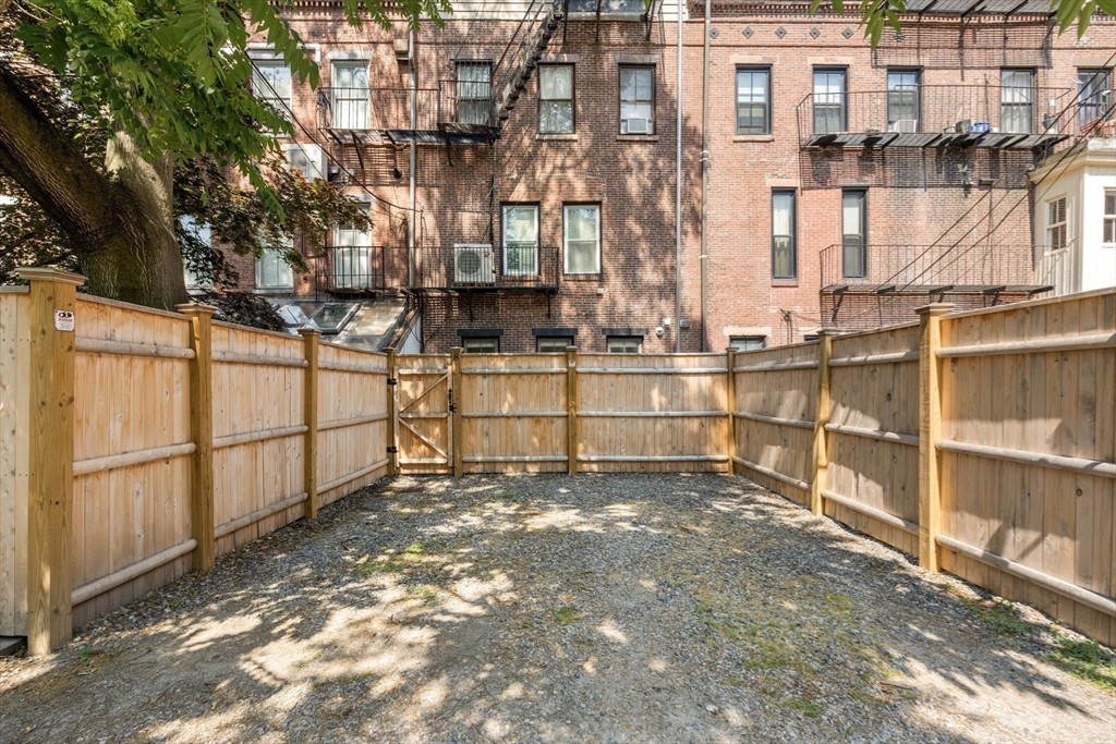 8 Concord Sq # 1