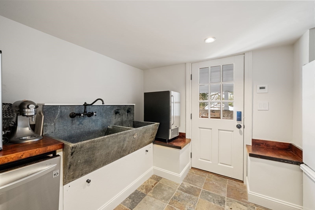 25 Longmeadow Road