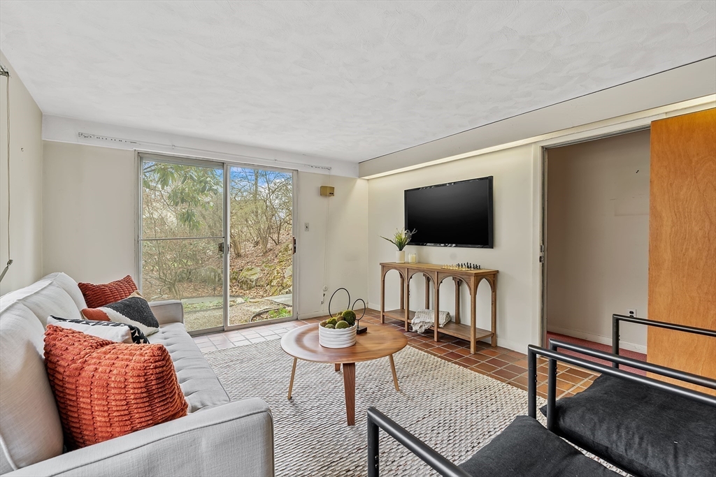 8 Hobbs Road