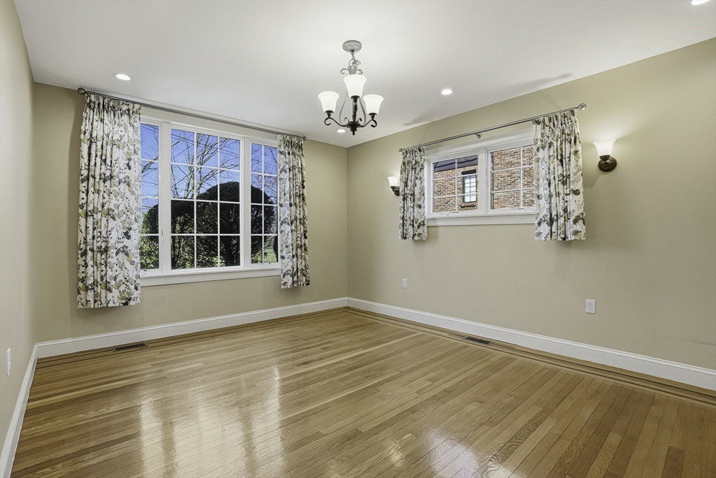 106 Waverley Ave