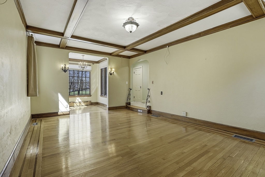 106 Waverley Ave