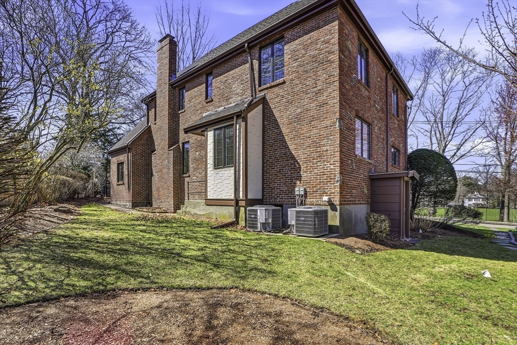 106 Waverley Ave