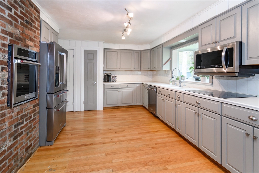 5 Wayland Hills Rd