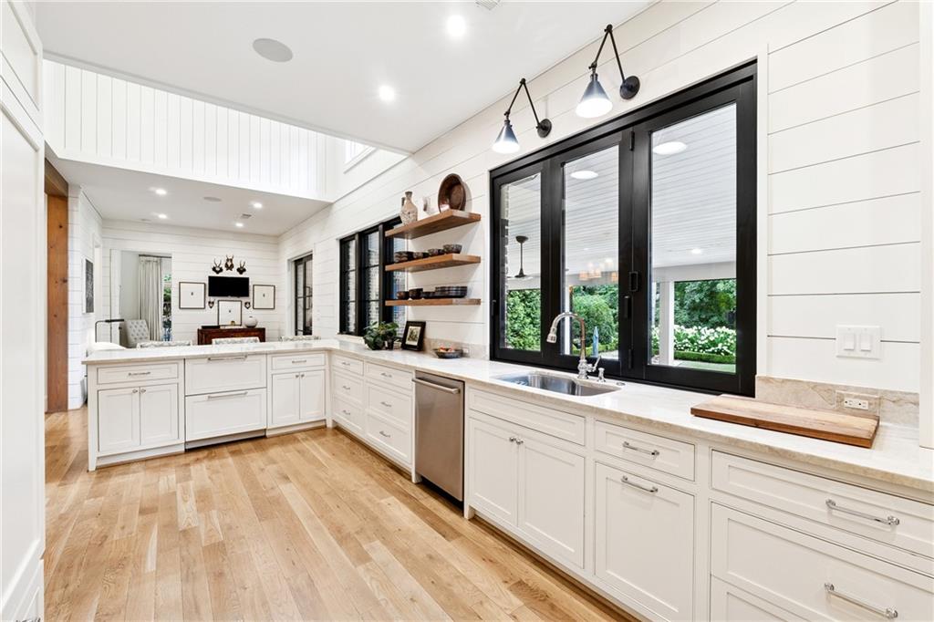 4279 E Brookhaven Drive NE