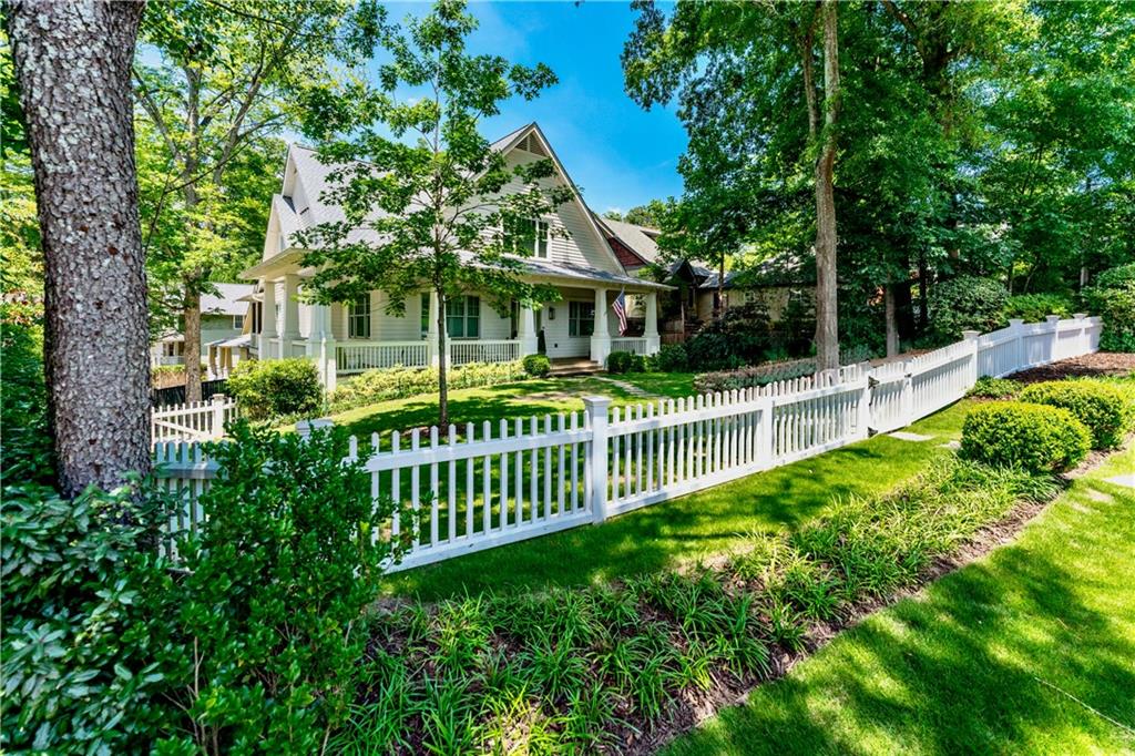 4 East Drive NE