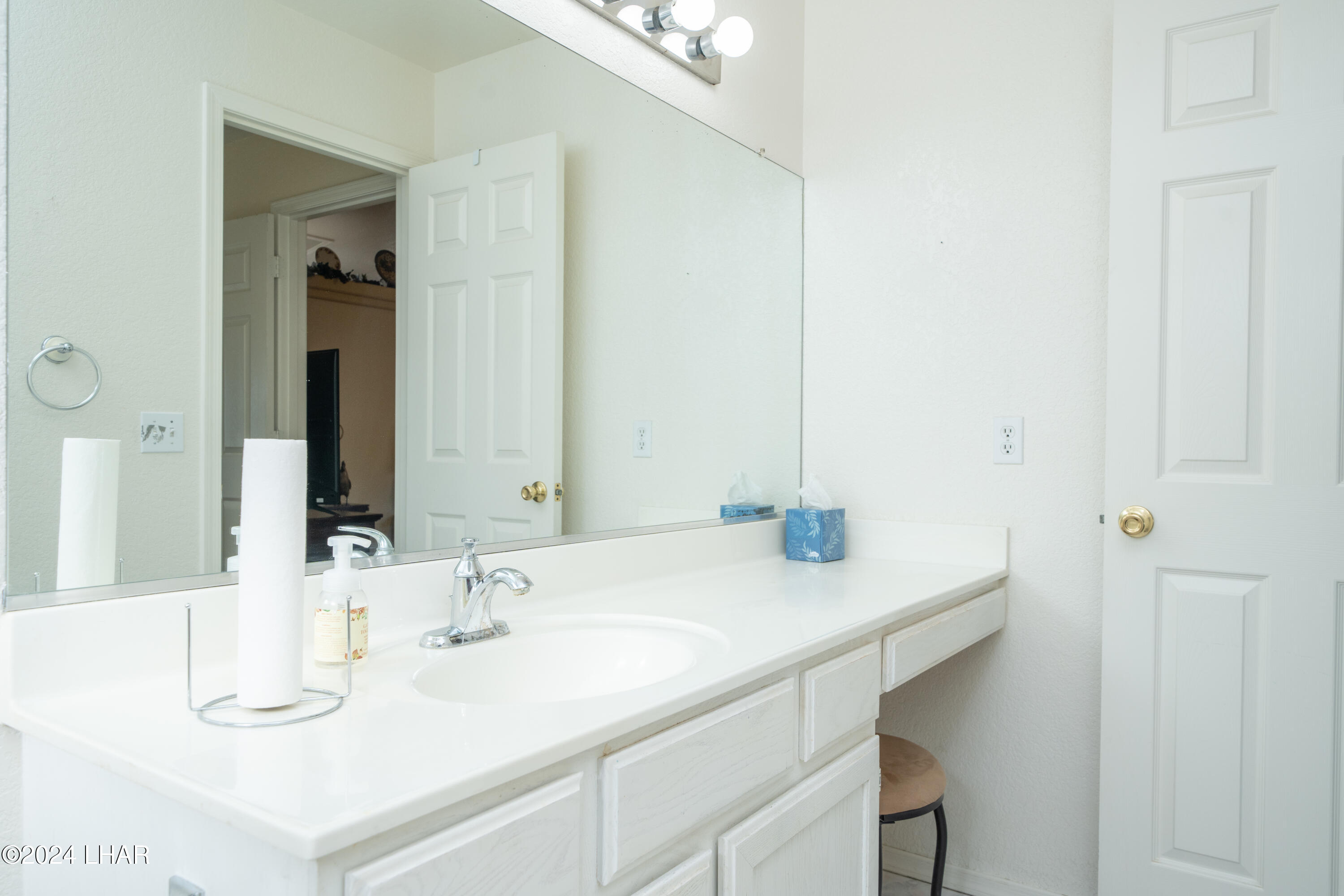 3270 Iroquois Dr