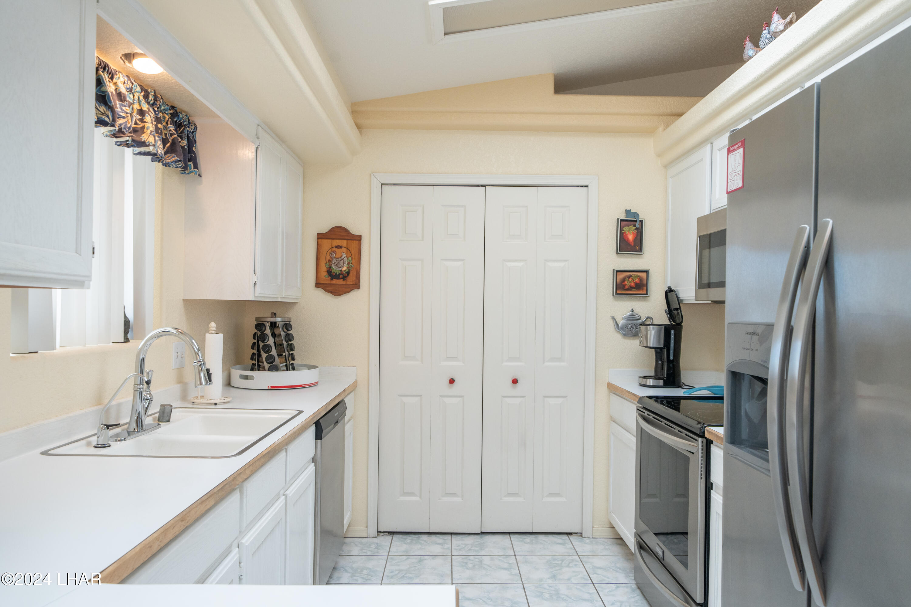 3270 Iroquois Dr