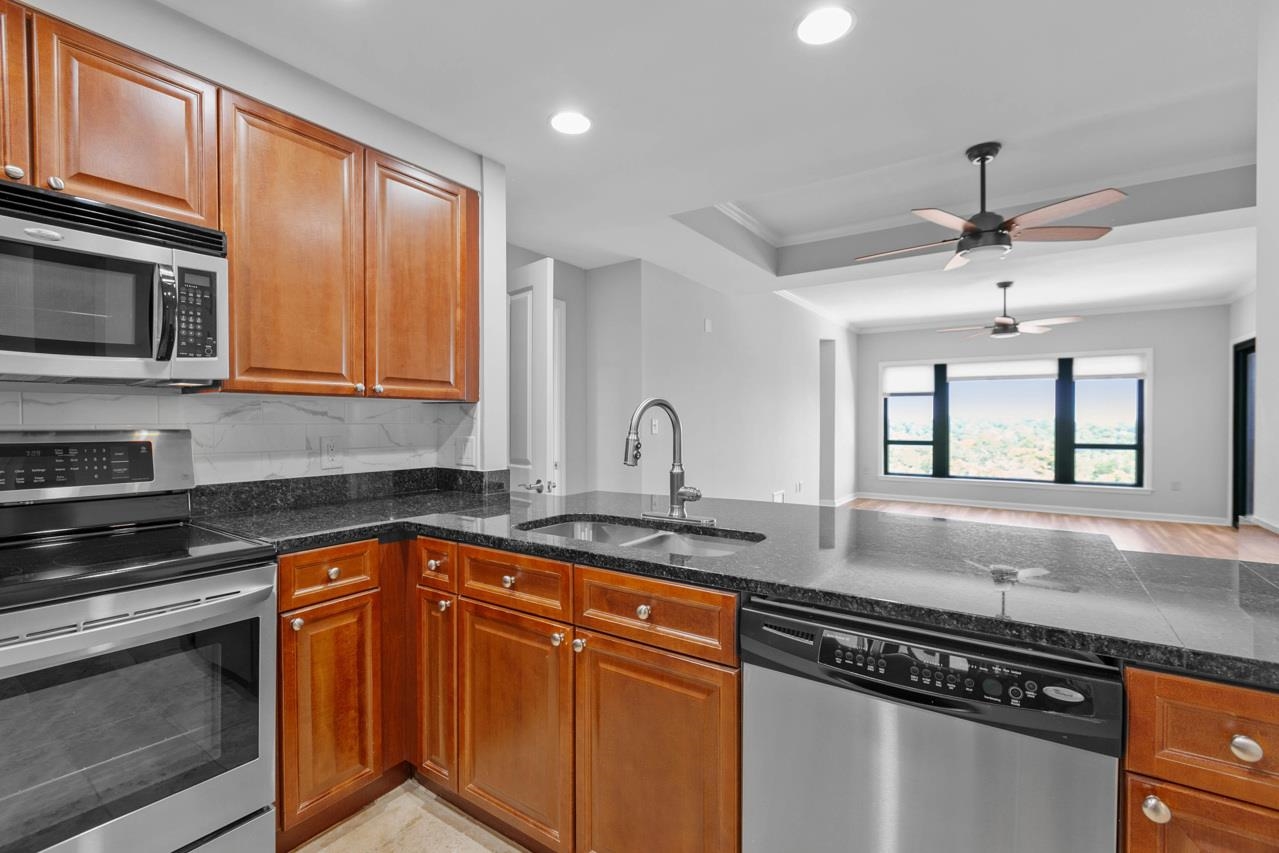 121 N Monroe Street Unit: 8010