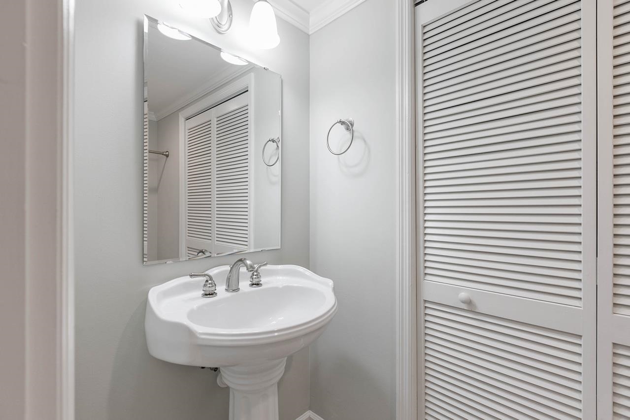 121 N Monroe Street Unit: 8010