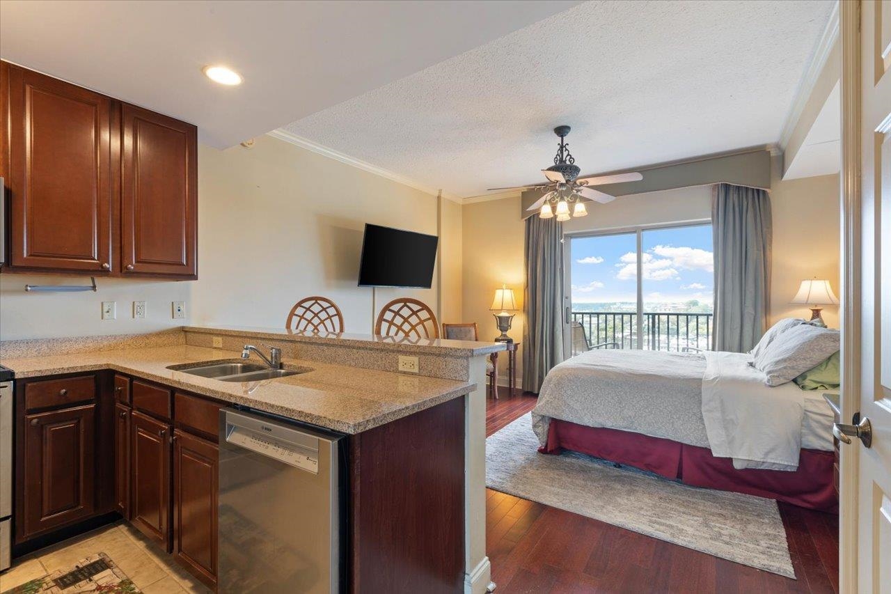 215 W College Avenue Unit: 604