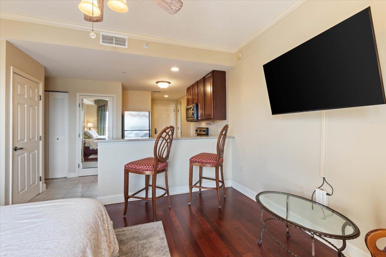 215 W College Avenue Unit: 604
