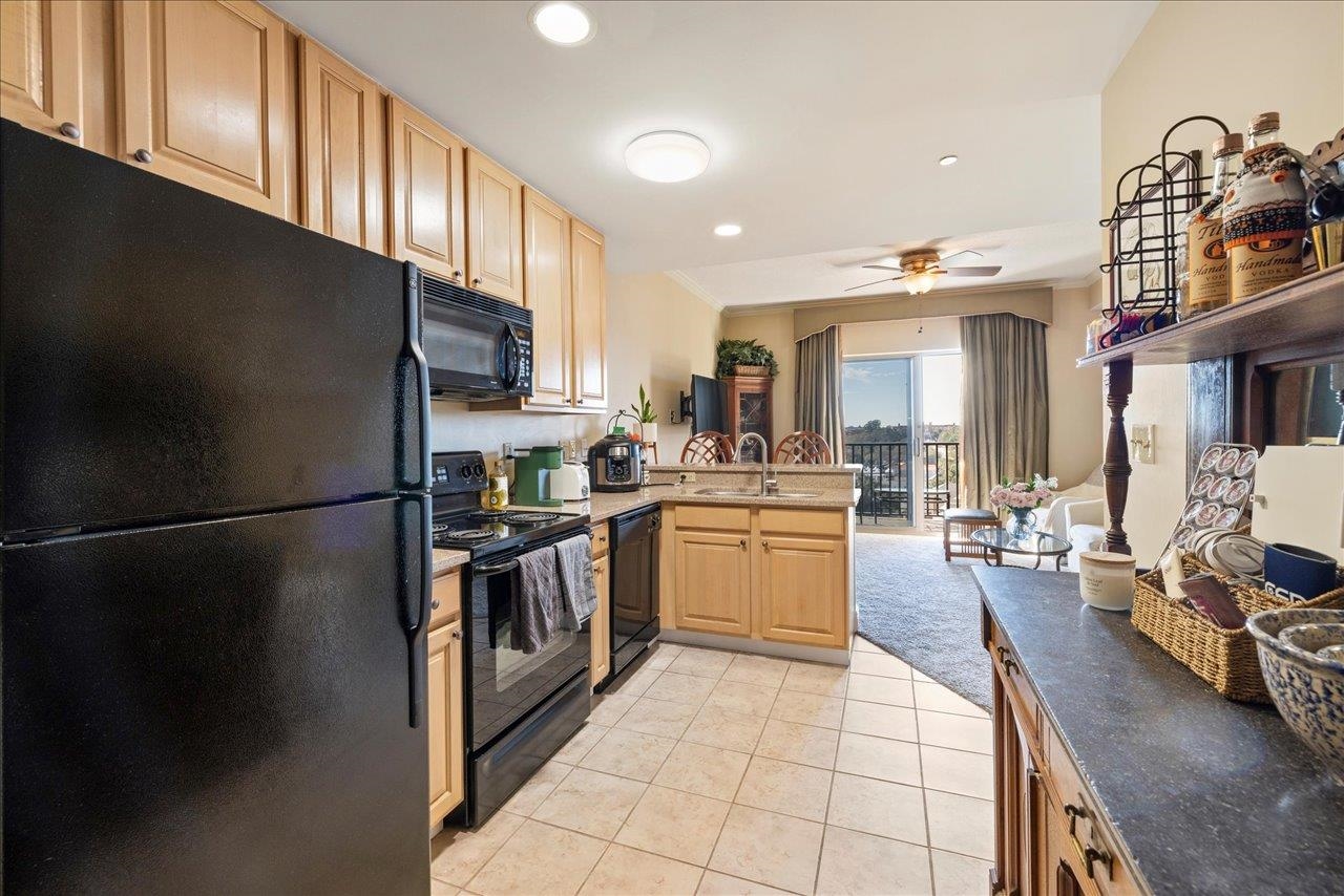 215 W College Avenue Unit: 406A