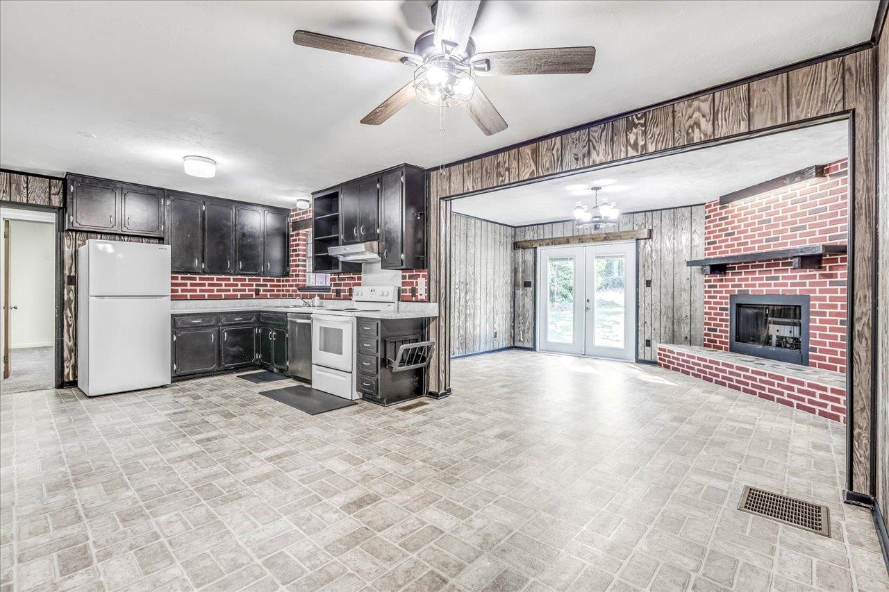 1813 Salmon Dr