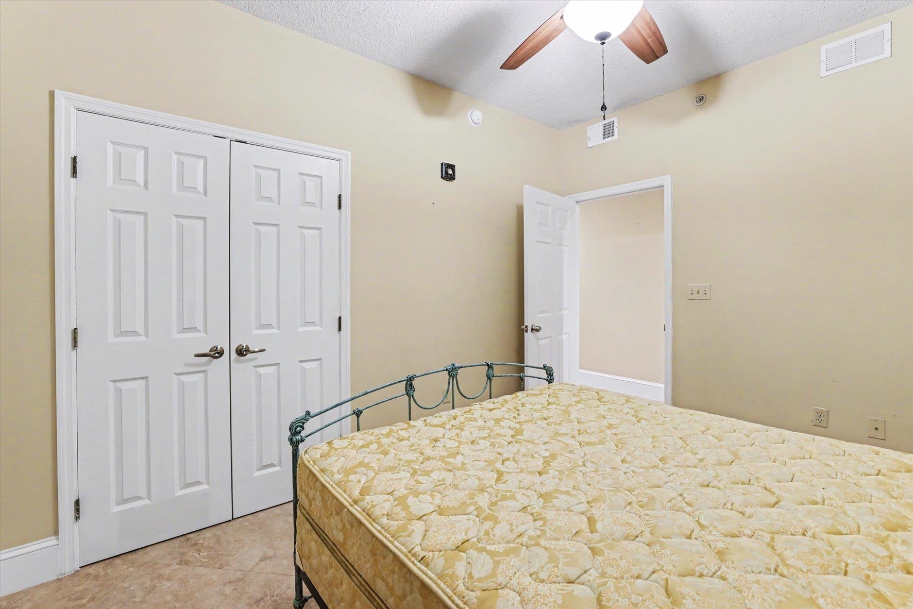 215 W COLLEGE Avenue Unit: 606B