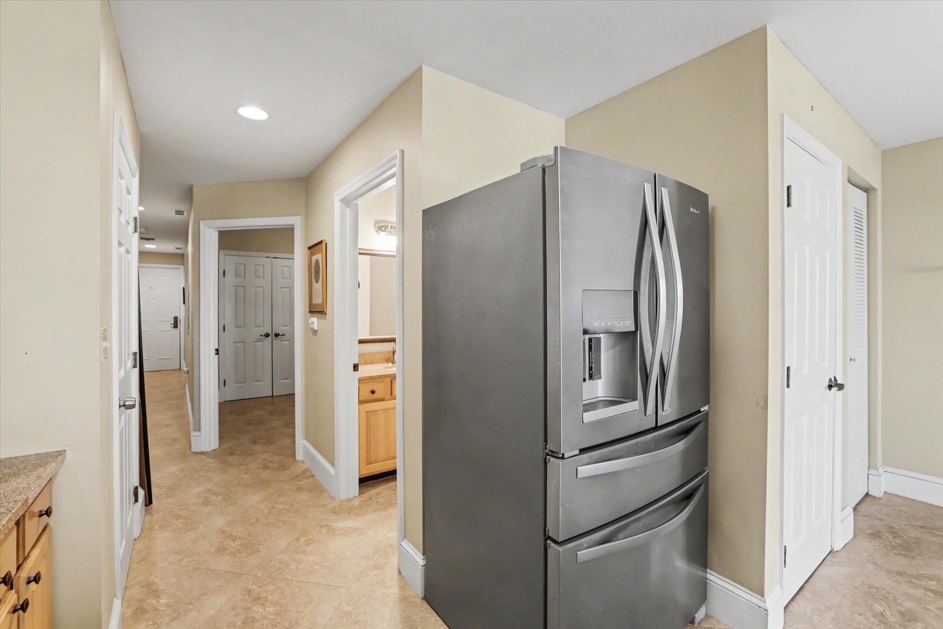 215 W COLLEGE Avenue Unit: 606B
