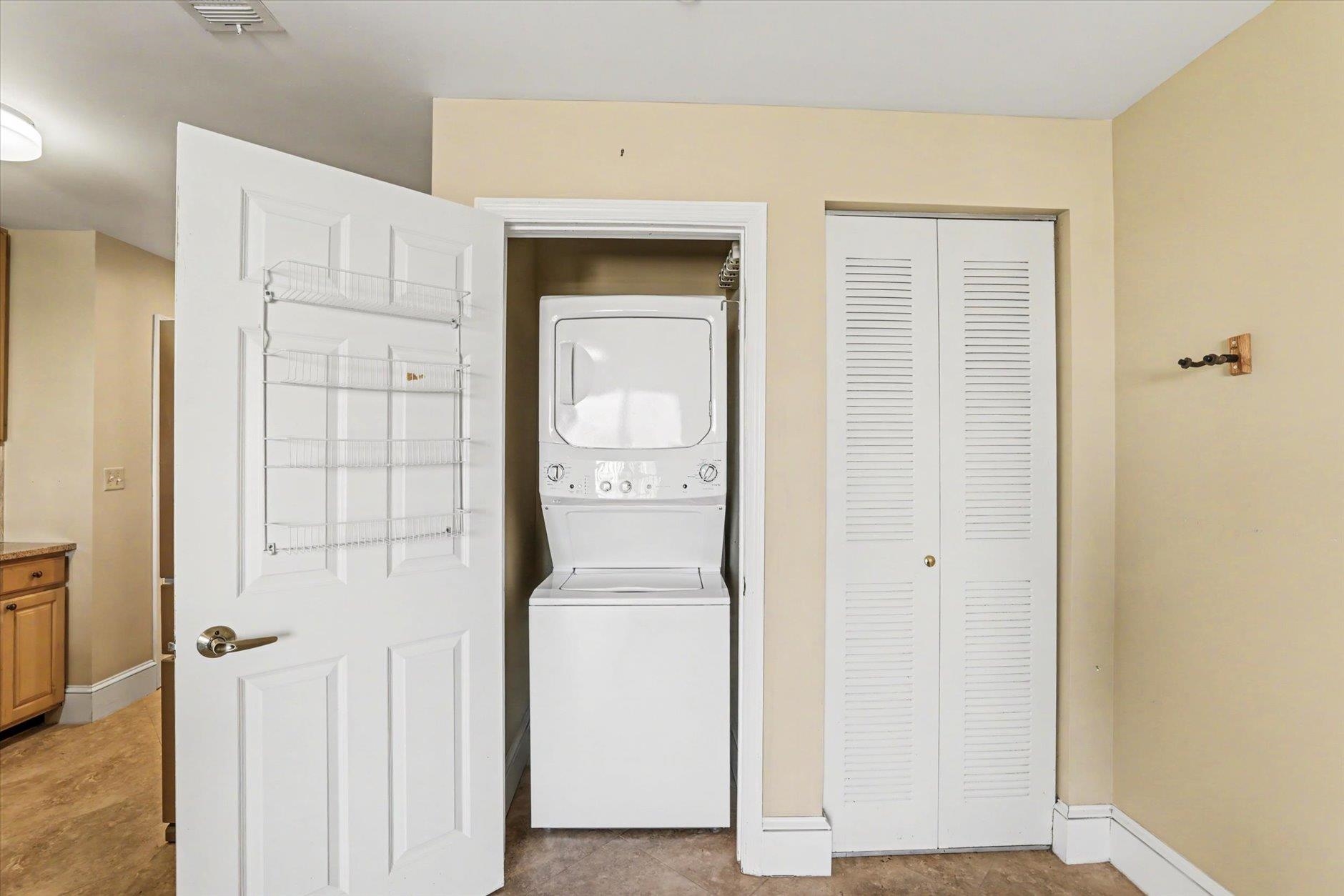 215 W COLLEGE Avenue Unit: 606B