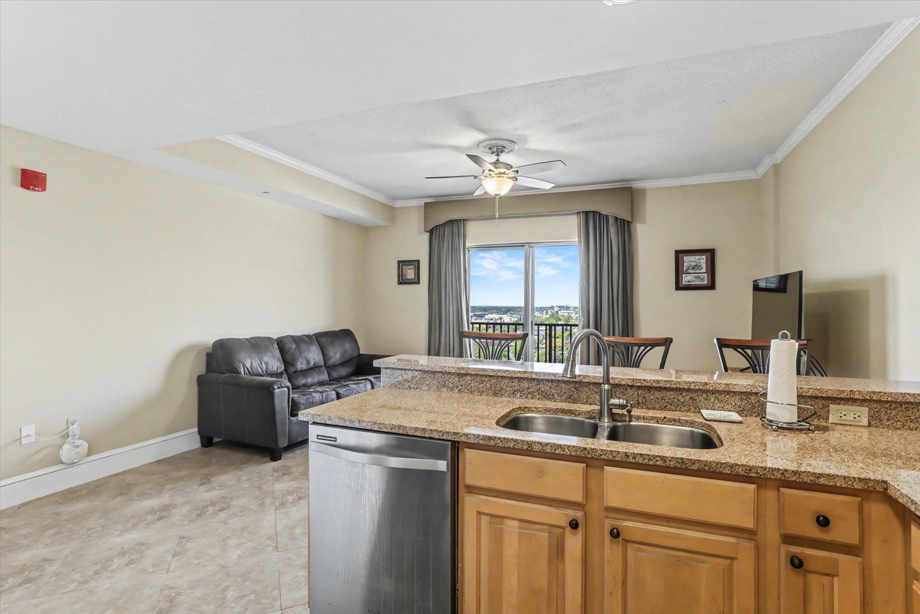 215 W COLLEGE Avenue Unit: 606B