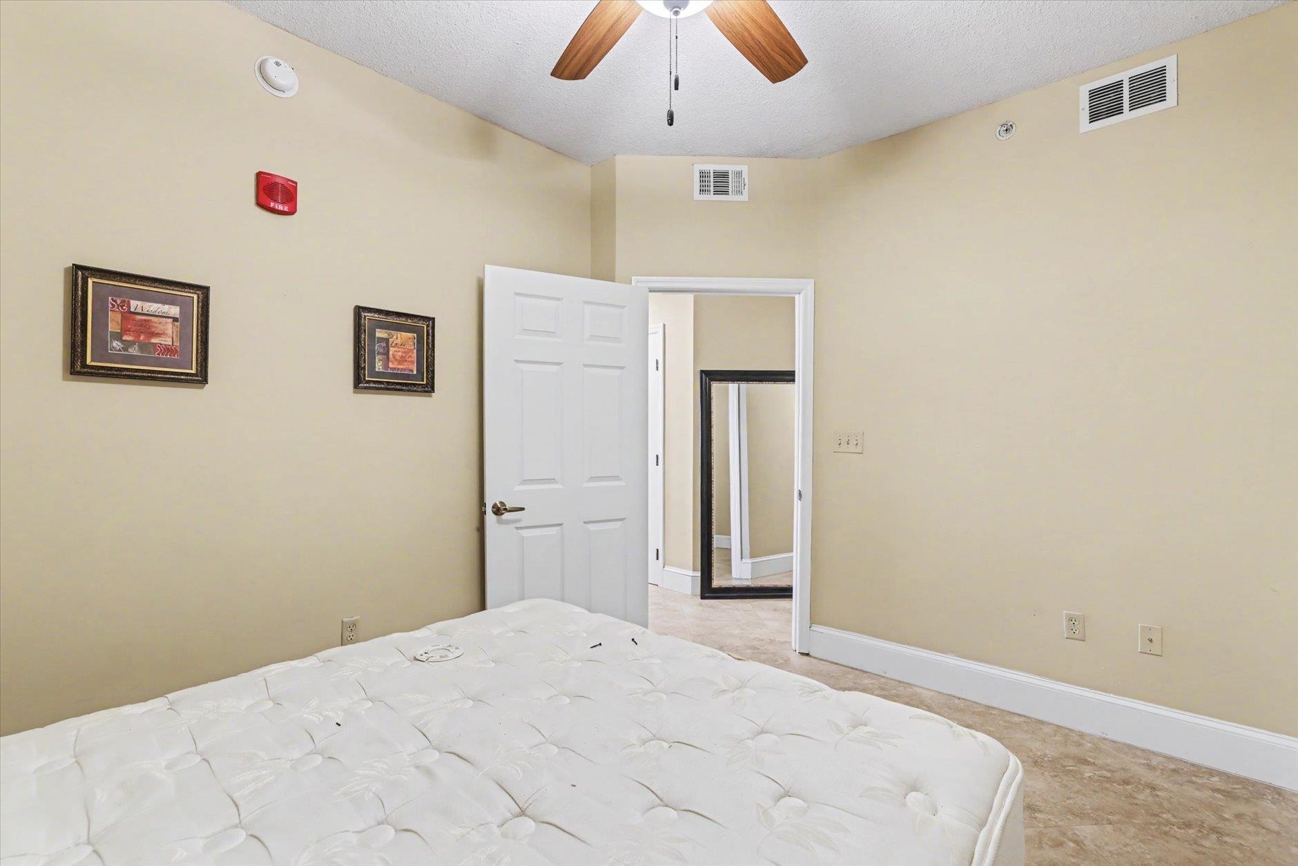 215 W COLLEGE Avenue Unit: 606B