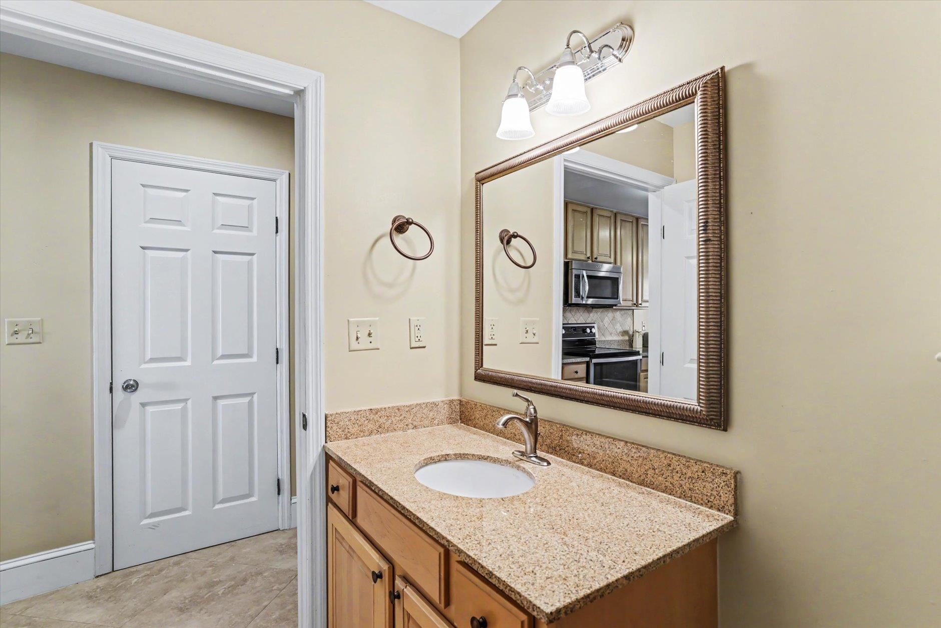 215 W COLLEGE Avenue Unit: 606B