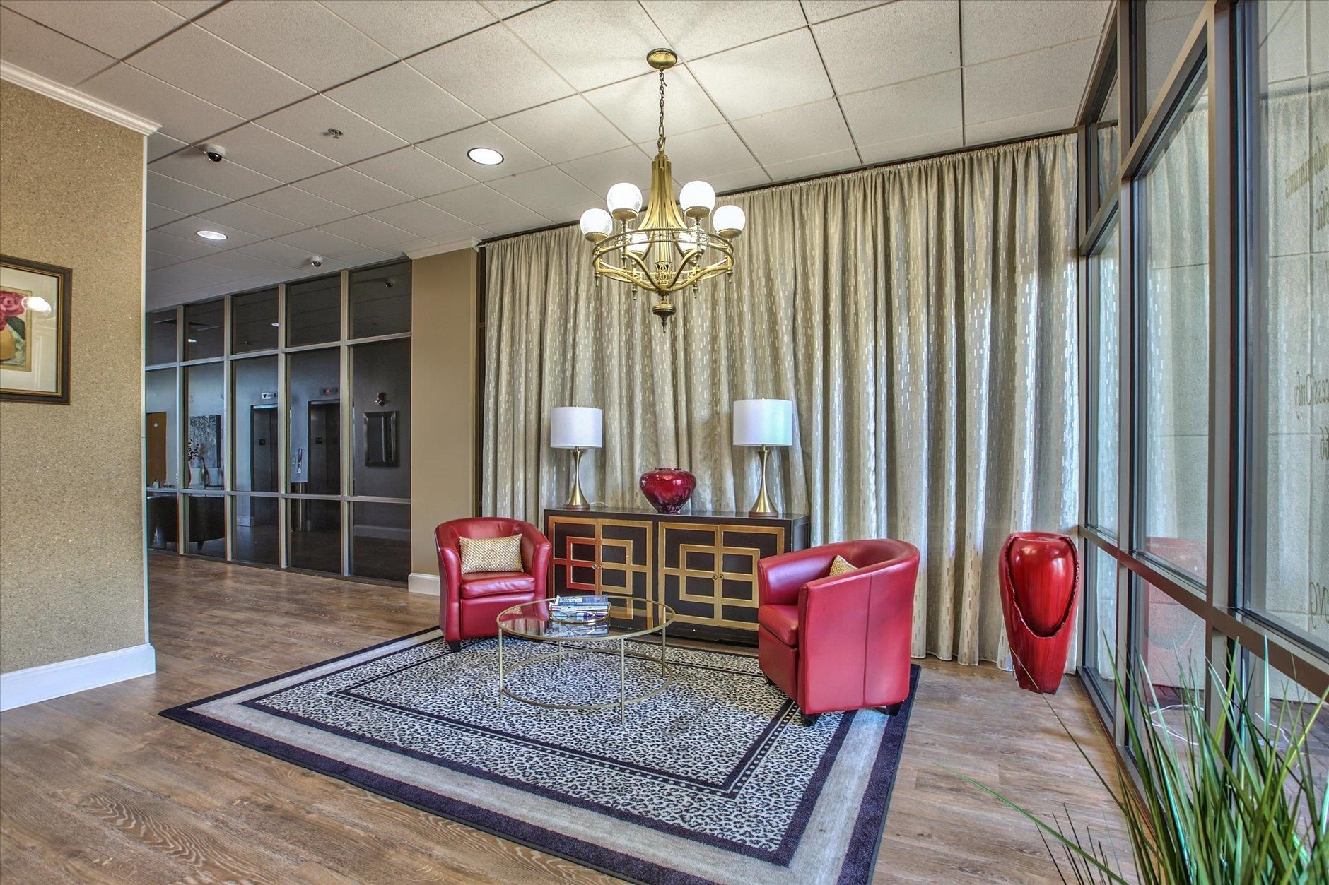 215 W COLLEGE Avenue Unit: 606B