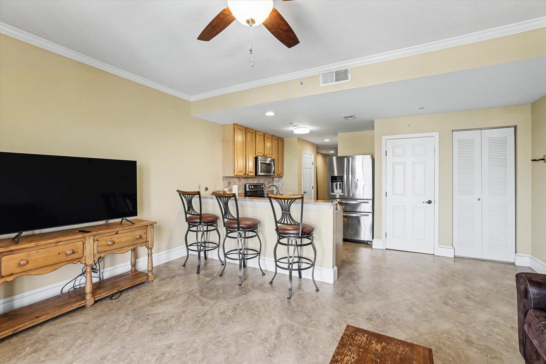 215 W COLLEGE Avenue Unit: 606B