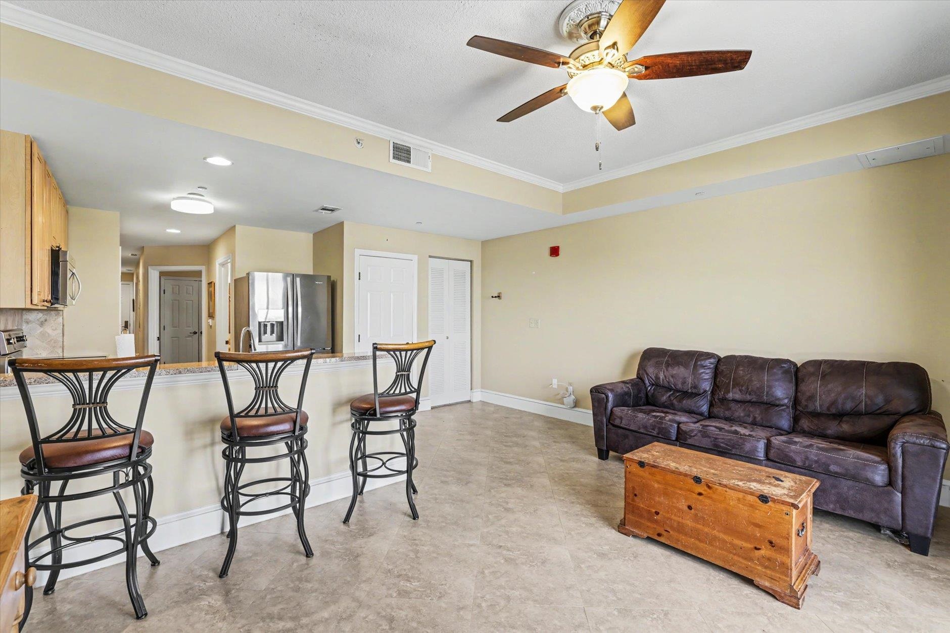 215 W COLLEGE Avenue Unit: 606B