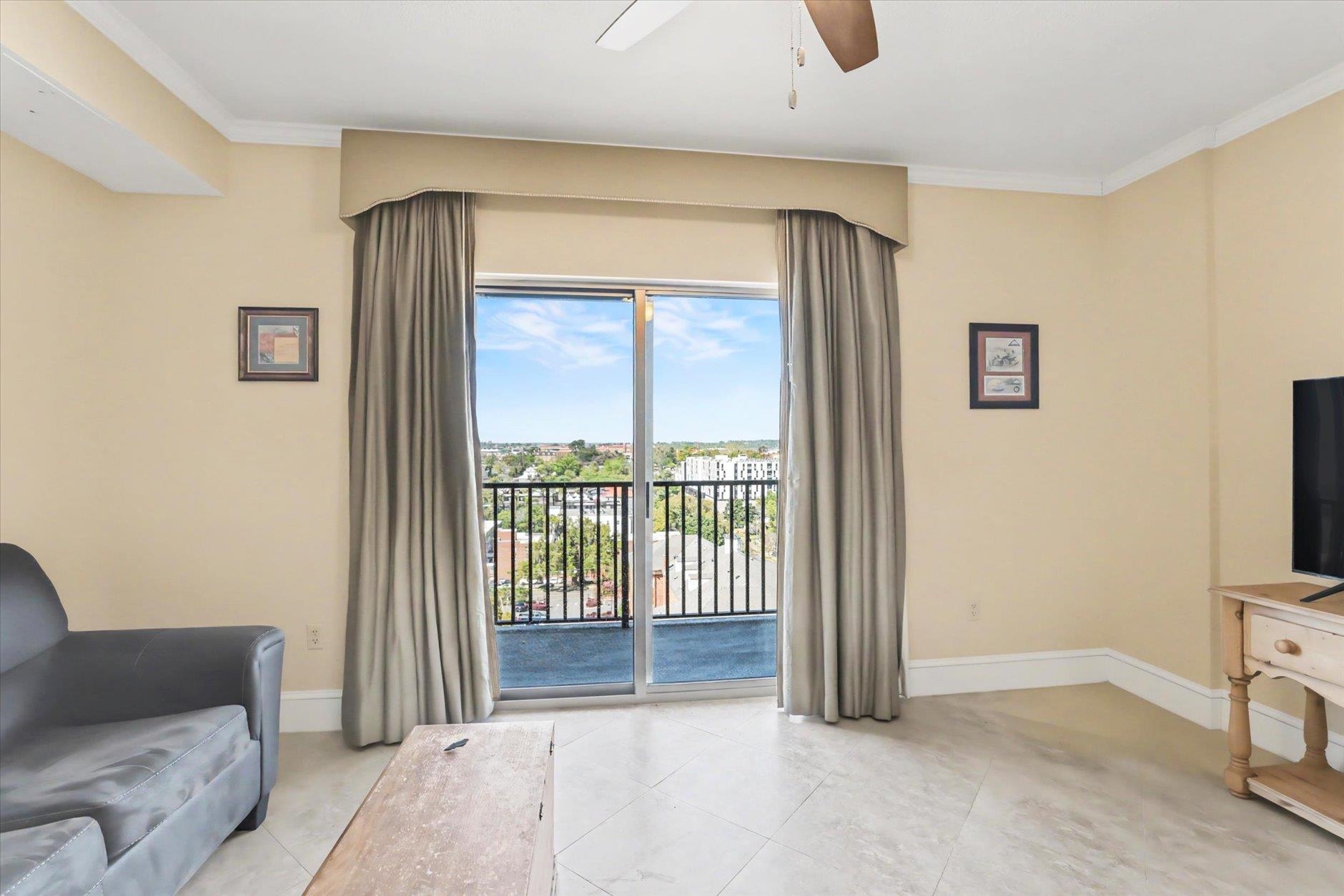 215 W COLLEGE Avenue Unit: 606B