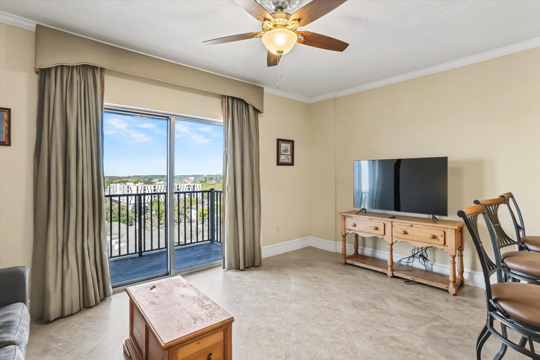 215 W COLLEGE Avenue Unit: 606B