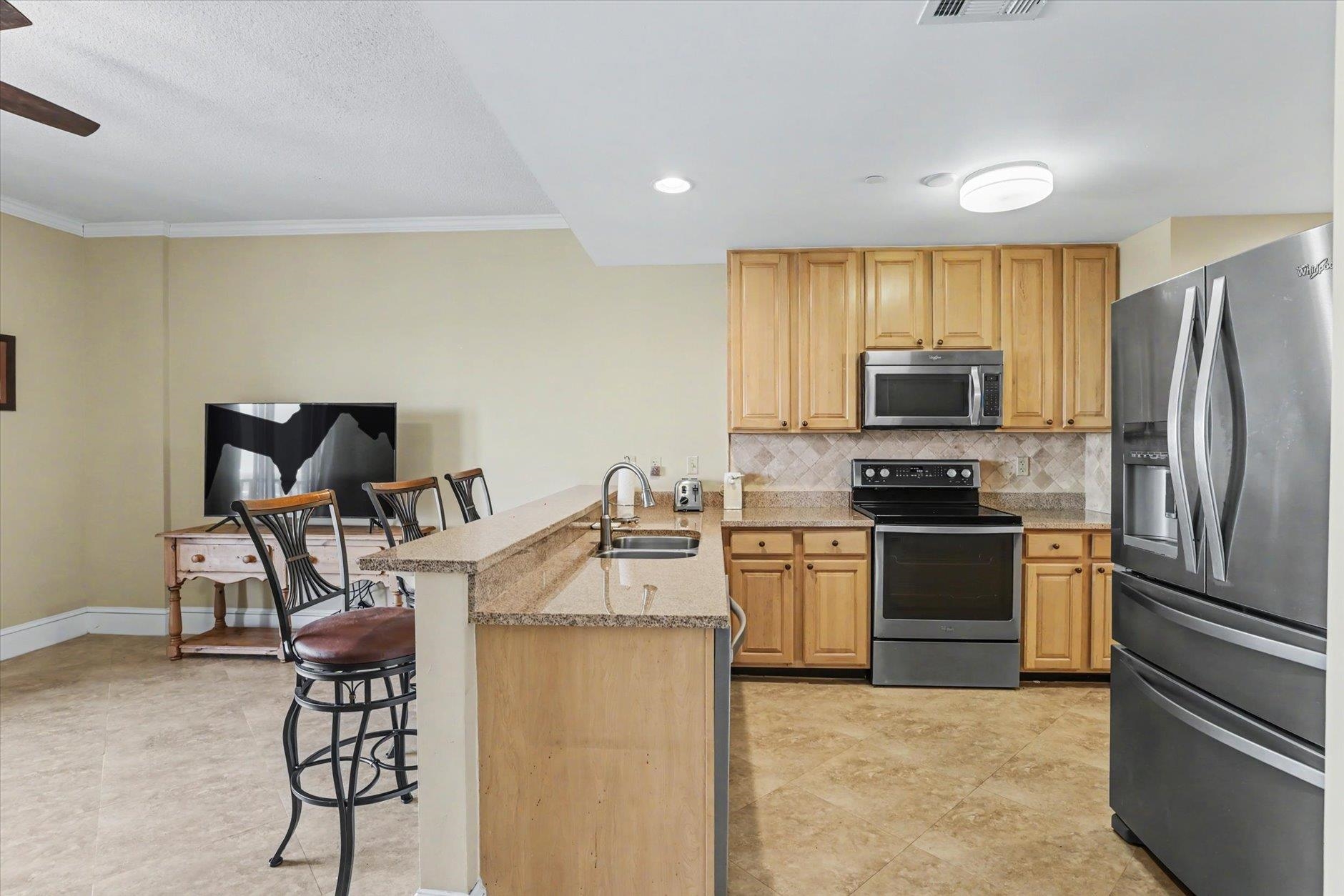 215 W COLLEGE Avenue Unit: 606B