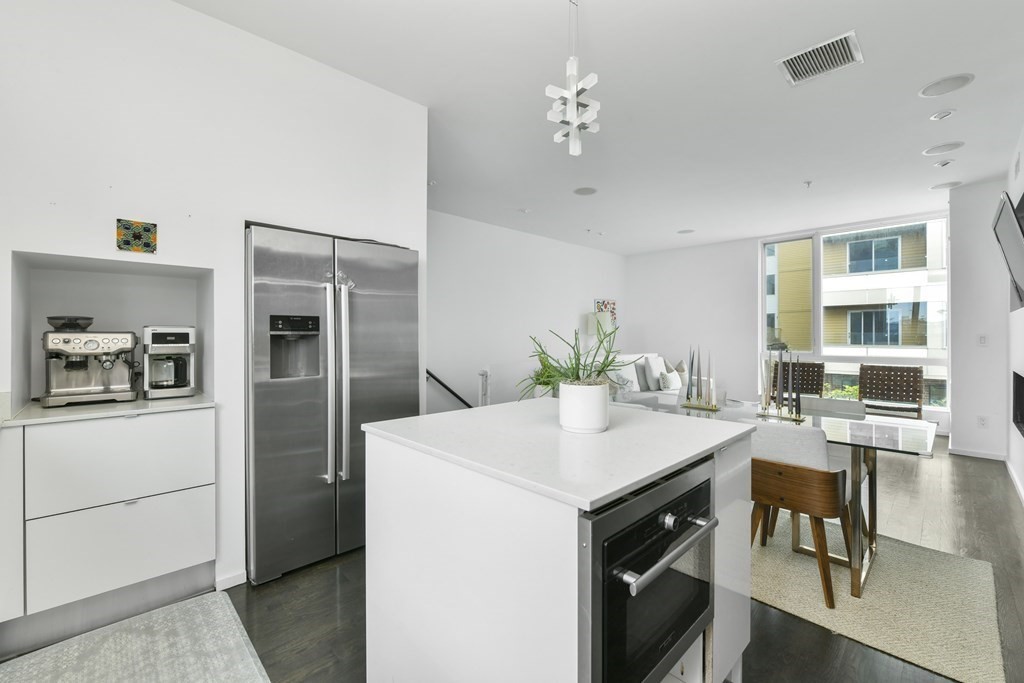 394 W 1st St # 394