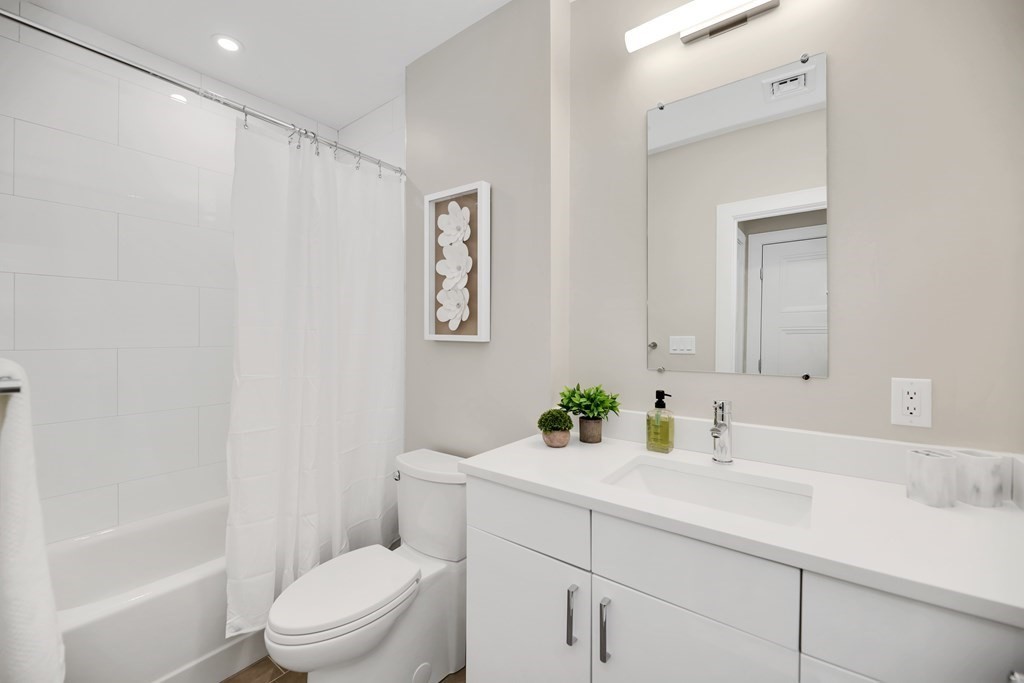 425 Lagrange Street # 207