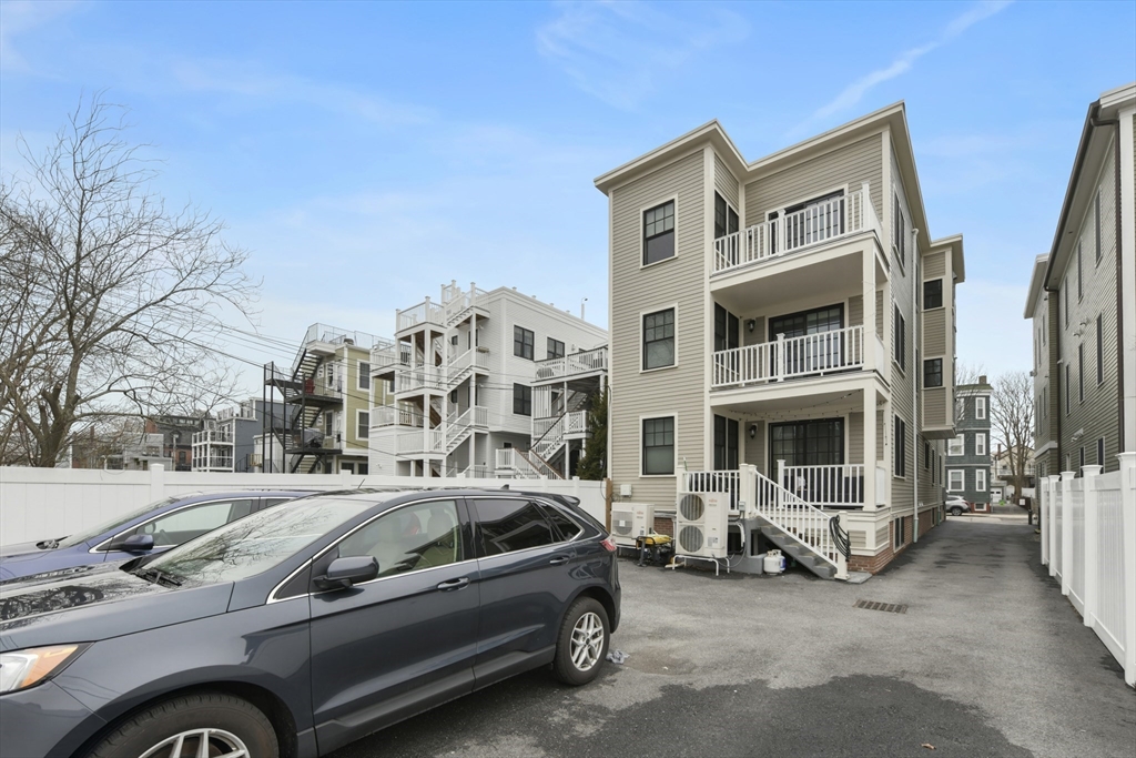 613 E 6th St # 3