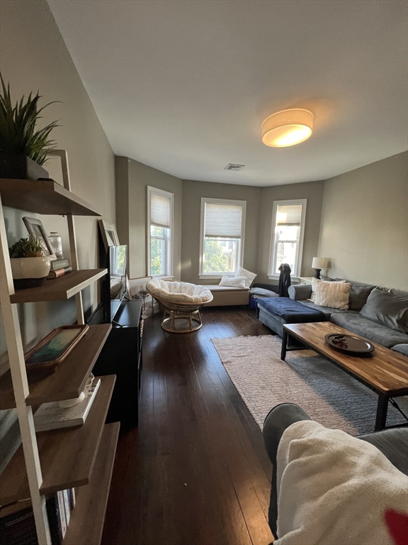 686 E. Eighth St. # 3