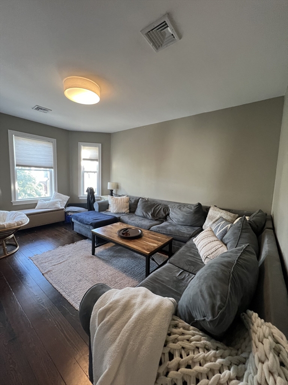 686 E. Eighth St. # 3