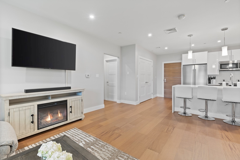 425-427 Lagrange Street # 207R