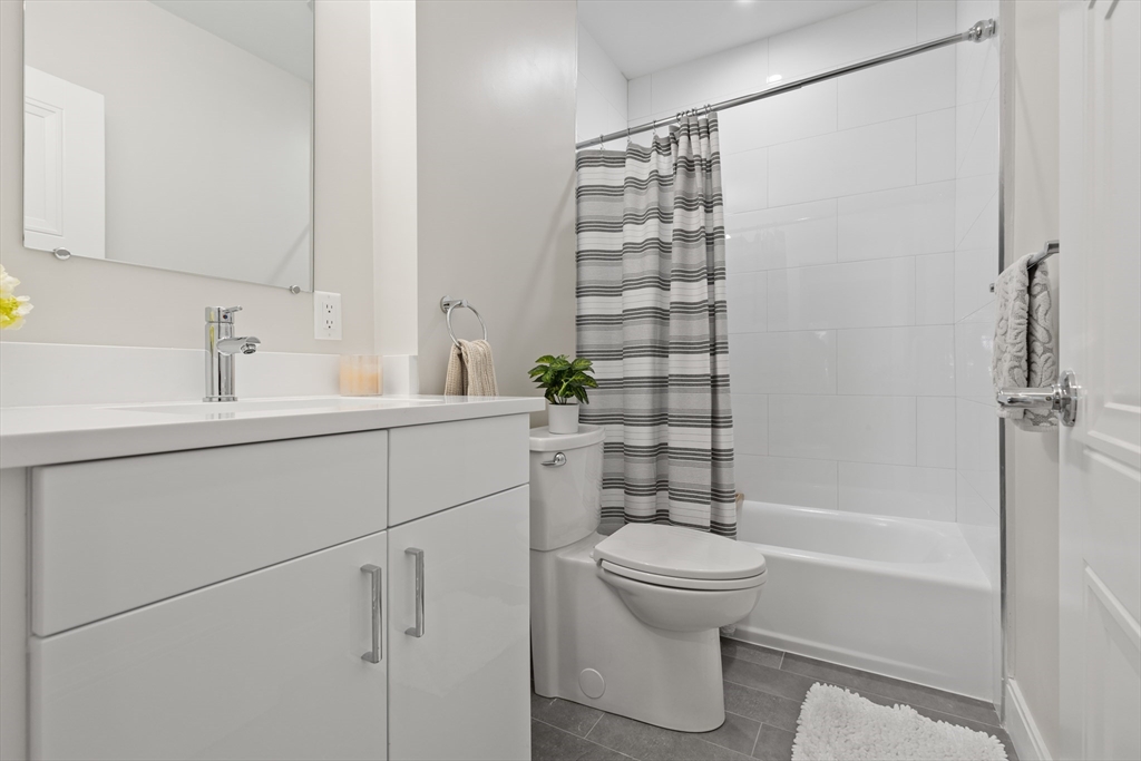 425-427 Lagrange Street # 207R