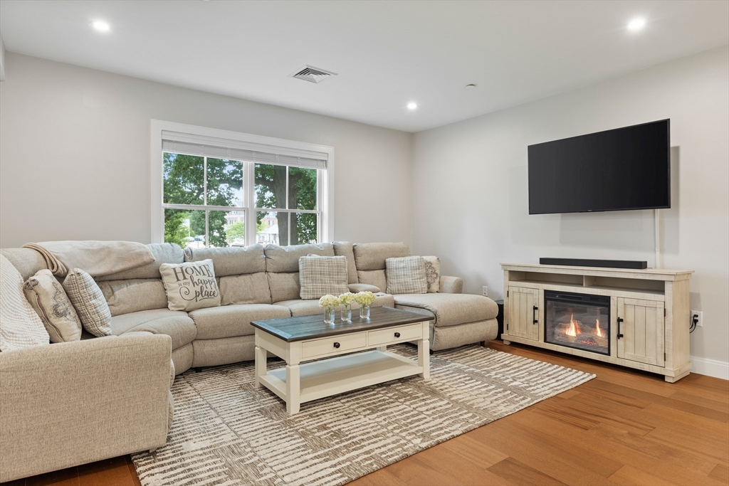 425-427 Lagrange Street # 207R