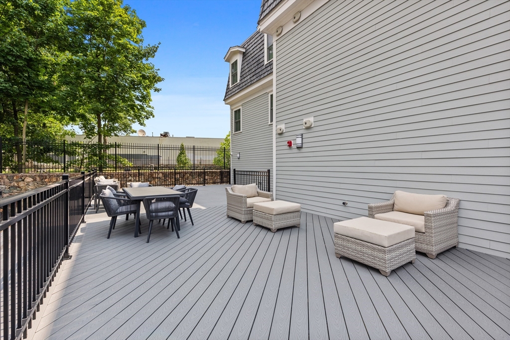 425-427 Lagrange Street # 207R