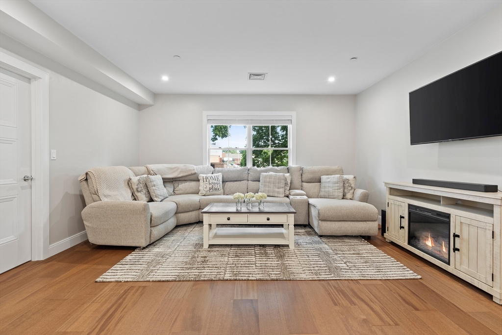 425-427 Lagrange Street # 207R