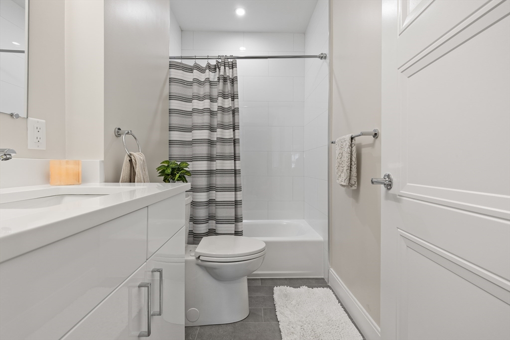 425-427 Lagrange Street # 207R